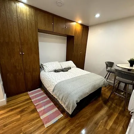 Lovely Hyde Park Studio Flat